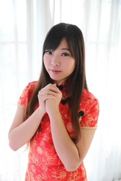 Piękna Kobieta Nosić Czerwony Cheongsam Patrząc Uśmiech Chiński Nowy Rok — Zdjęcie stockowe