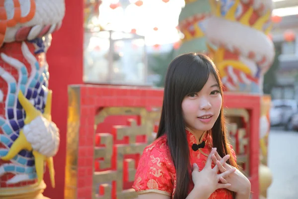 Красива Жінка Носить Червоний Чонсам Дивиться Посміхається Китайському Новому Році — стокове фото