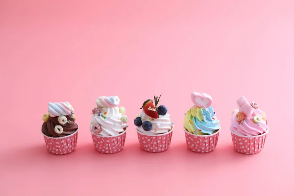 Coloridos Cupcakes Aislados Fondo Rosa —  Fotos de Stock