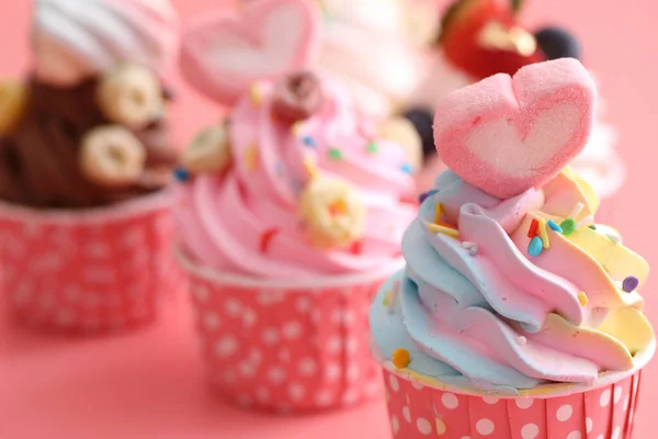 Bunte Cupcakes Isoliert Rosa Hintergrund — Stockfoto