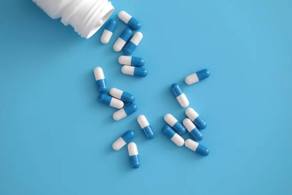 Tabletta Kapszula Palack Elszigetelt Kék Háttér — Stock Fotó