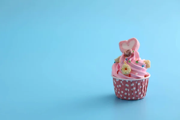 Ροζ Cupcake Απομονωμένο Μπλε Φόντο — Φωτογραφία Αρχείου