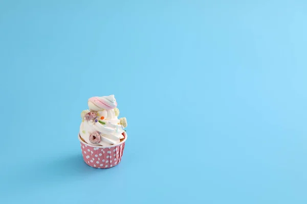 Πολύχρωμο Cupcake Απομονωμένο Μπλε Φόντο — Φωτογραφία Αρχείου