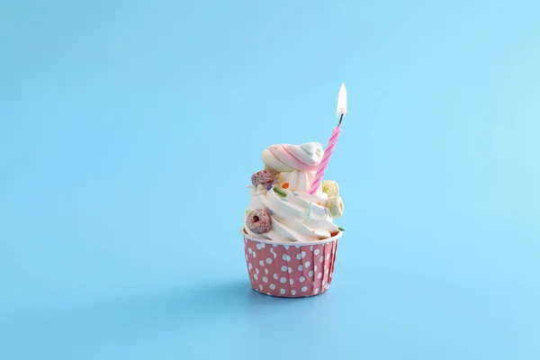 色彩艳丽的纸杯蛋糕 蜡烛与蓝色背景隔离 — 图库照片