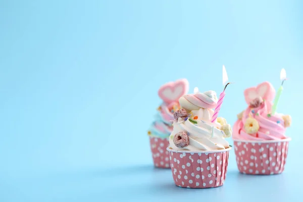 Bunte Cupcakes Mit Kerze Isoliert Blauem Hintergrund — Stockfoto