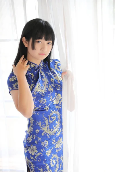 Schönheit Frau Trägt Rotes Cheongsam Suchen Und Lächeln Chinesischen Neujahr — Stockfoto