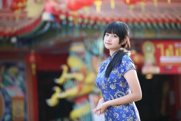 Güzel Kadın Kırmızı Cheongsam Giyer Çin Yeni Yılda Gülümser — Stok fotoğraf