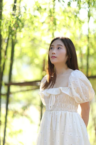 Hermosa Mujer Joven Con Vestido Blanco Fondo Del Bosque Bambú — Foto de Stock