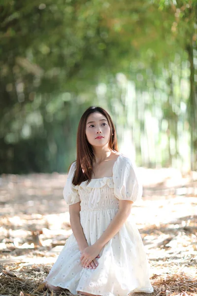 Hermosa Mujer Joven Con Vestido Blanco Fondo Del Bosque Bambú — Foto de Stock