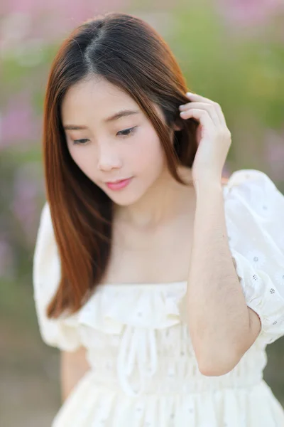 Красива Молода Жінка Білим Платтям Фоні Рожевих Квітів Космосу — стокове фото