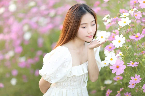 Schöne Junge Frau Mit Weißem Kleid Auf Rosa Kosmos Blumen — Stockfoto