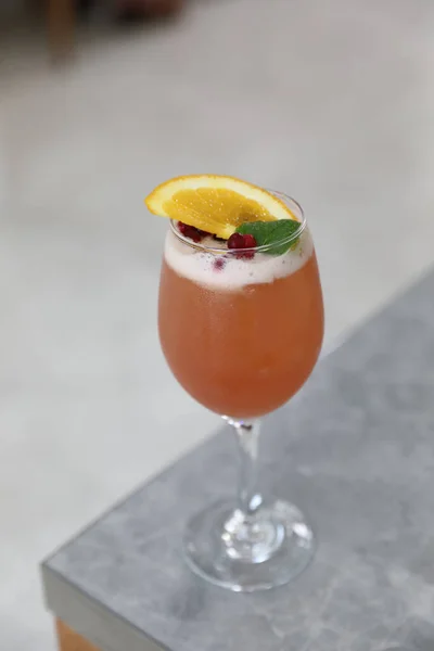 Copo Cocktail Rosa Com Gelo Mesa Cinza — Fotografia de Stock