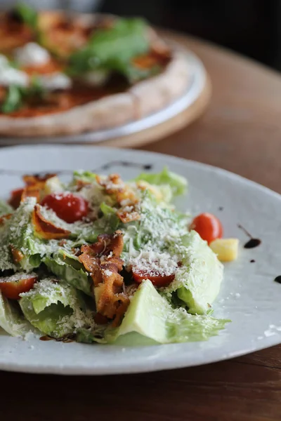 Tahta arka planda sezar salata aperatifi