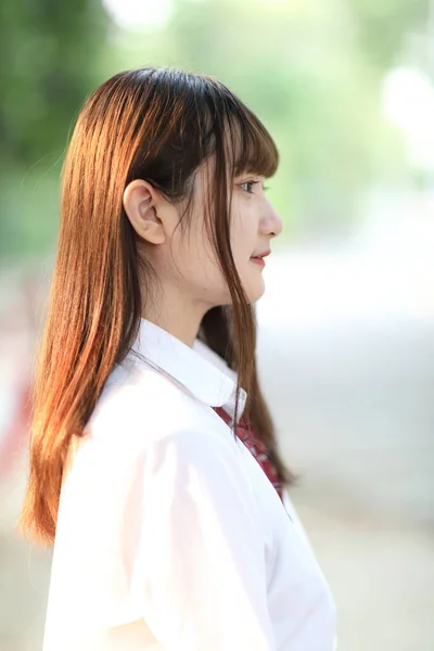 Güzel Asyalı Japon Liseli Kız Üniforması Parka Bakıyor — Stok fotoğraf
