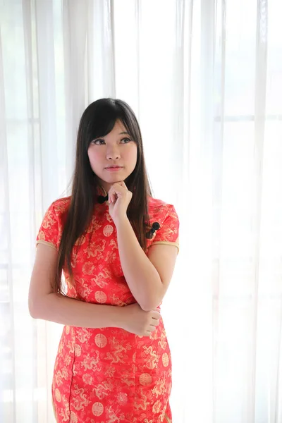 Mujer Belleza Usar Cheongsam Rojo Buscando Sonrisa Año Nuevo Chino —  Fotos de Stock