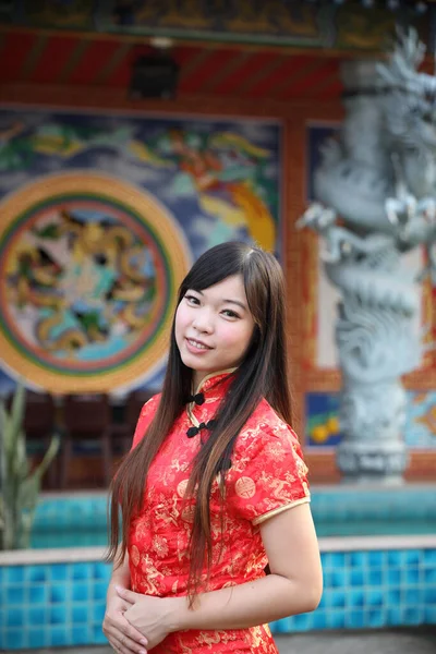 Schönheit Frau Trägt Rotes Cheongsam Suchen Und Lächeln Chinesischen Neujahr — Stockfoto