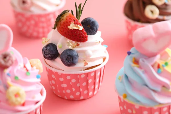 ピンクを基調にしたカラフルなカップケーキ — ストック写真