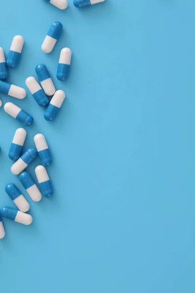 Tabletták Kapszula Elszigetelt Kék Háttér — Stock Fotó