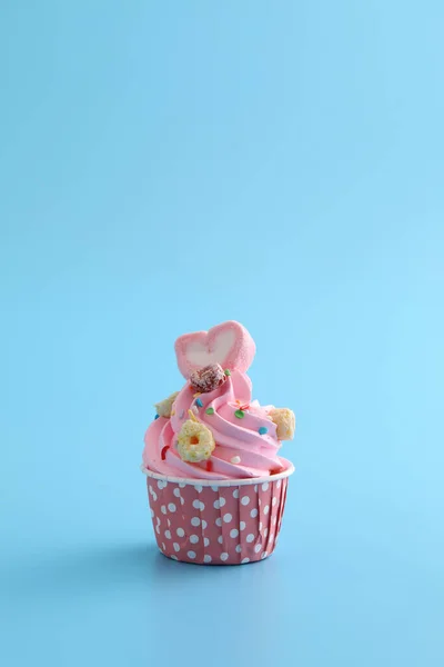 Ροζ Cupcake Απομονωμένο Μπλε Φόντο — Φωτογραφία Αρχείου
