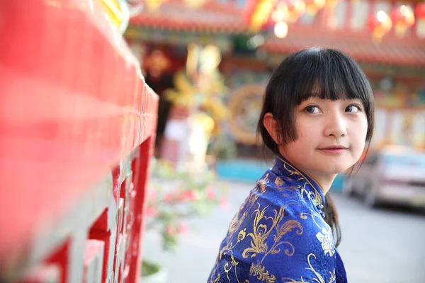 Όμορφη Γυναίκα Φορούν Μπλε Cheongsam Αναζητούν Και Χαμόγελο Στην Κινεζική — Φωτογραφία Αρχείου