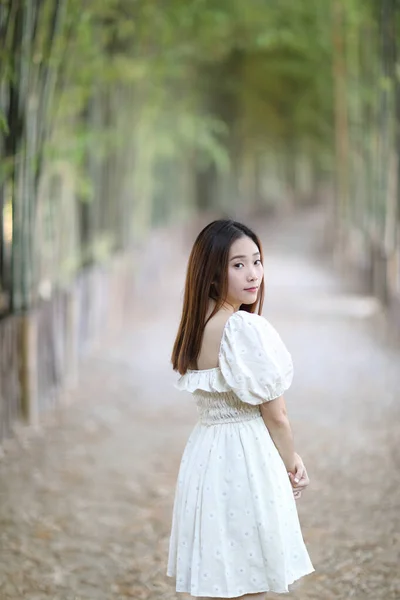 Όμορφη Νεαρή Γυναίκα Λευκό Φόρεμα Μπαμπού Δάσος Φόντο — Φωτογραφία Αρχείου