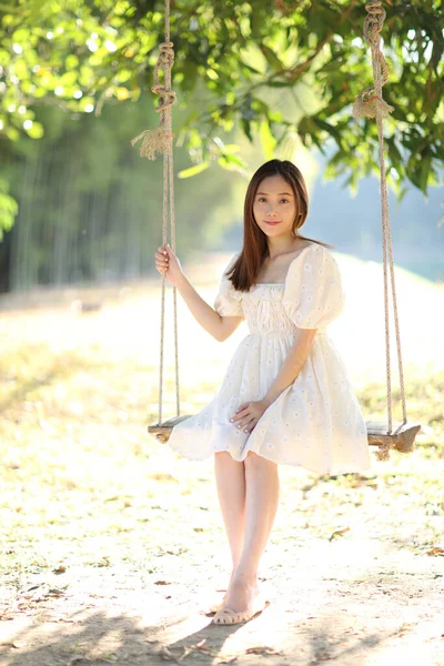 Hermosa Joven Con Vestido Blanco Swing — Foto de Stock
