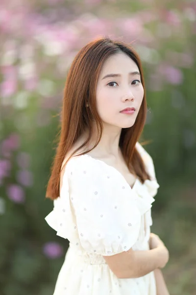 Mooie Jonge Vrouw Met Witte Jurk Roze Kosmos Bloemen Achtergrond — Stockfoto