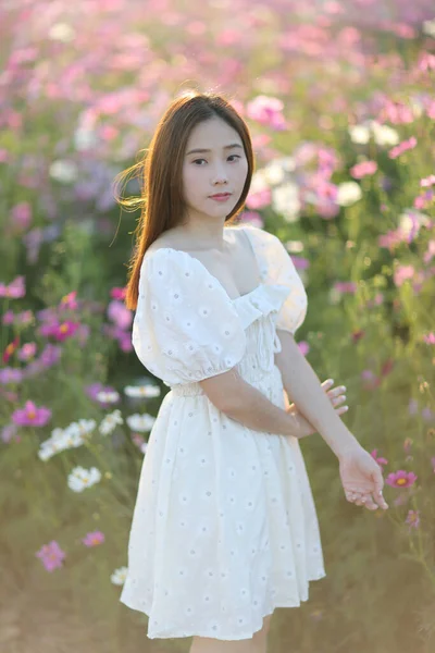Schöne Junge Frau Mit Weißem Kleid Auf Rosa Kosmos Blumen — Stockfoto