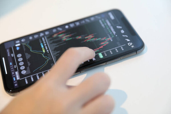 Женская рука со смартфонами торговая акция онлайн в кафе, бизнес-концепция