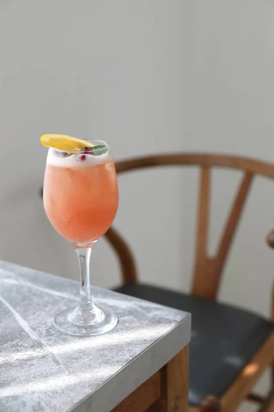 Ροζ Cocktail Γυαλί Πάγο Στο Γκρι Τραπέζι — Φωτογραφία Αρχείου