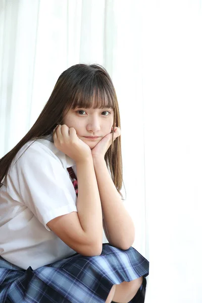 Retrato Japonés Escuela Chica Uniforme Sentado Mirar Cámara Blanco Tono —  Fotos de Stock