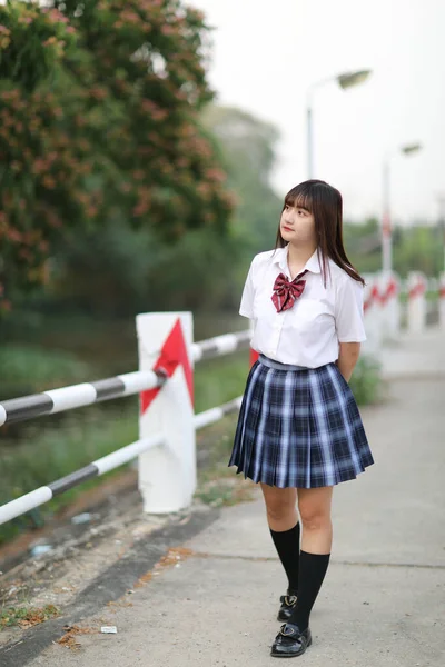 Bela Asiático Japonês Escola Menina Uniforme Olhando Para Parque Livre — Fotografia de Stock