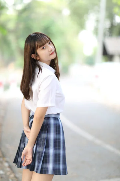 Schön Asiatisch Japanisch Schulmädchen Uniform Suche Bei Park Outdoor — Stockfoto