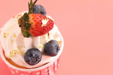 Meyveli kek pembe arka planda izole edilmiş.