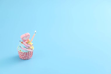 Mumu mavi arkaplanda izole edilmiş renkli kek.