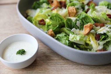 Tahta arka planda sezar salata aperatifi