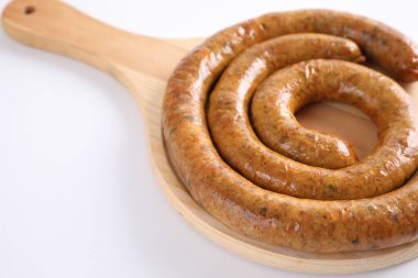 Kuzey Tayland yemekleri, Kuzey Tayland baharatlı sosisleri beyaz arka planda izole edilmiş sokak yemekleri.