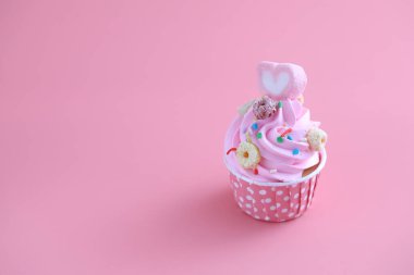 kek pembe arka planda izole