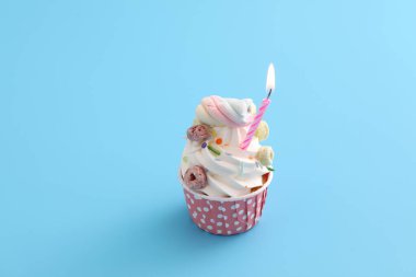 Mumu mavi arkaplanda izole edilmiş renkli kek.