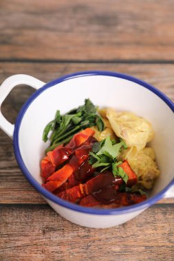 Ahşap kaplamalı kızarmış domuz etli karides köftesi.