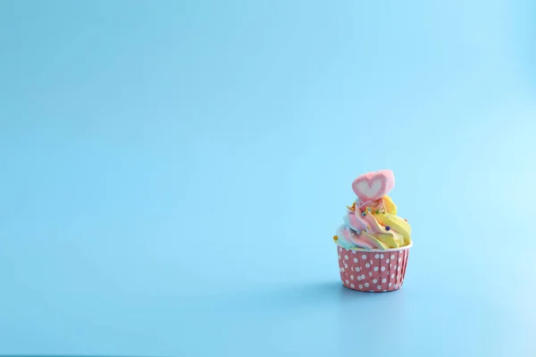 Barevný Cupcake Izolované Modrém Pozadí — Stock fotografie
