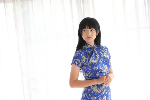 Schoonheid Vrouw Dragen Blauwe Cheongsam Kijken Glimlachen Chinees Nieuwjaar — Stockfoto