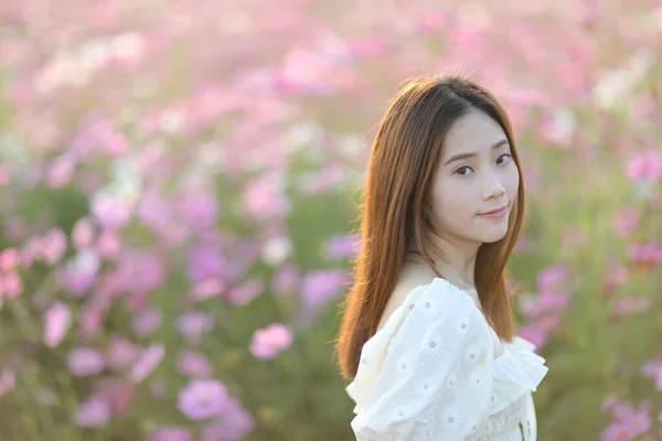 Красива Молода Жінка Білим Платтям Фоні Рожевих Квітів Космосу — стокове фото