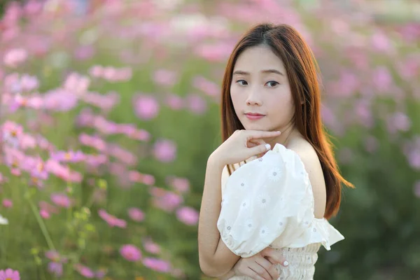Красивая Молодая Женщина Белым Платьем Фоне Розовых Цветов Космоса — стоковое фото