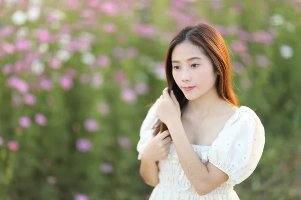 Vacker Ung Kvinna Med Vit Klänning Rosa Kosmos Blommor Bakgrund — Stockfoto