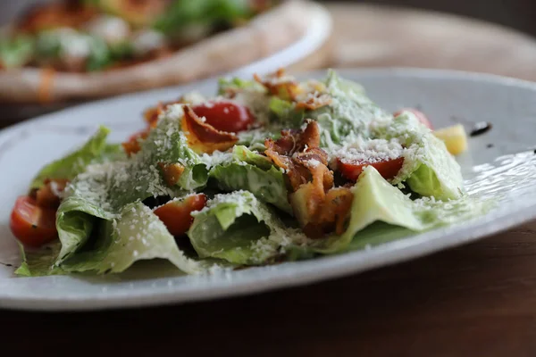 Tahta Arka Planda Sezar Salata Aperatifi — Stok fotoğraf