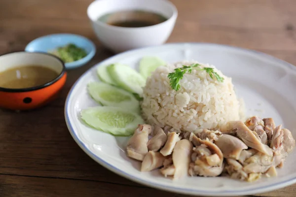 Cibo Tailandese Pollo Vapore Gourmet Con Riso Sfondo Legno — Foto Stock