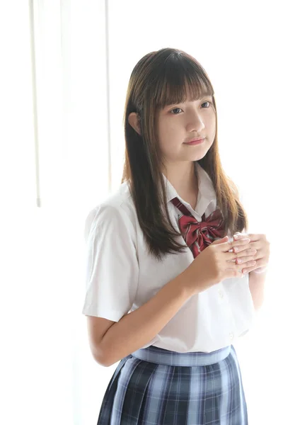Retrato Japonês Escola Menina Uniforme Branco Tom Cama Quarto — Fotografia de Stock