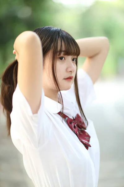 Schön Asiatisch Japanisch Schulmädchen Uniform Suche Bei Park Outdoor — Stockfoto