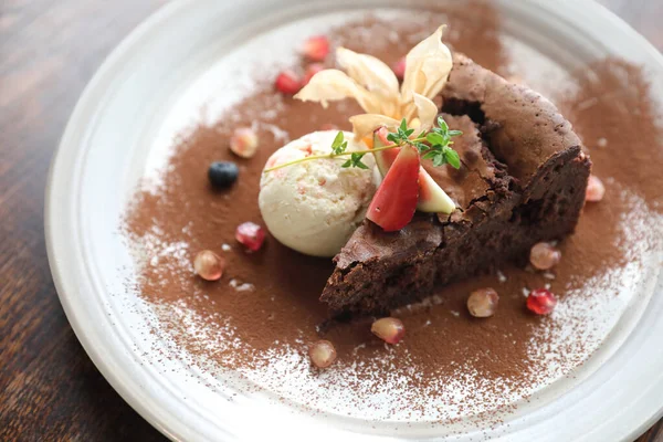 Torta Cioccolato Con Gelato Dolce Sul Tavolo Legno — Foto Stock
